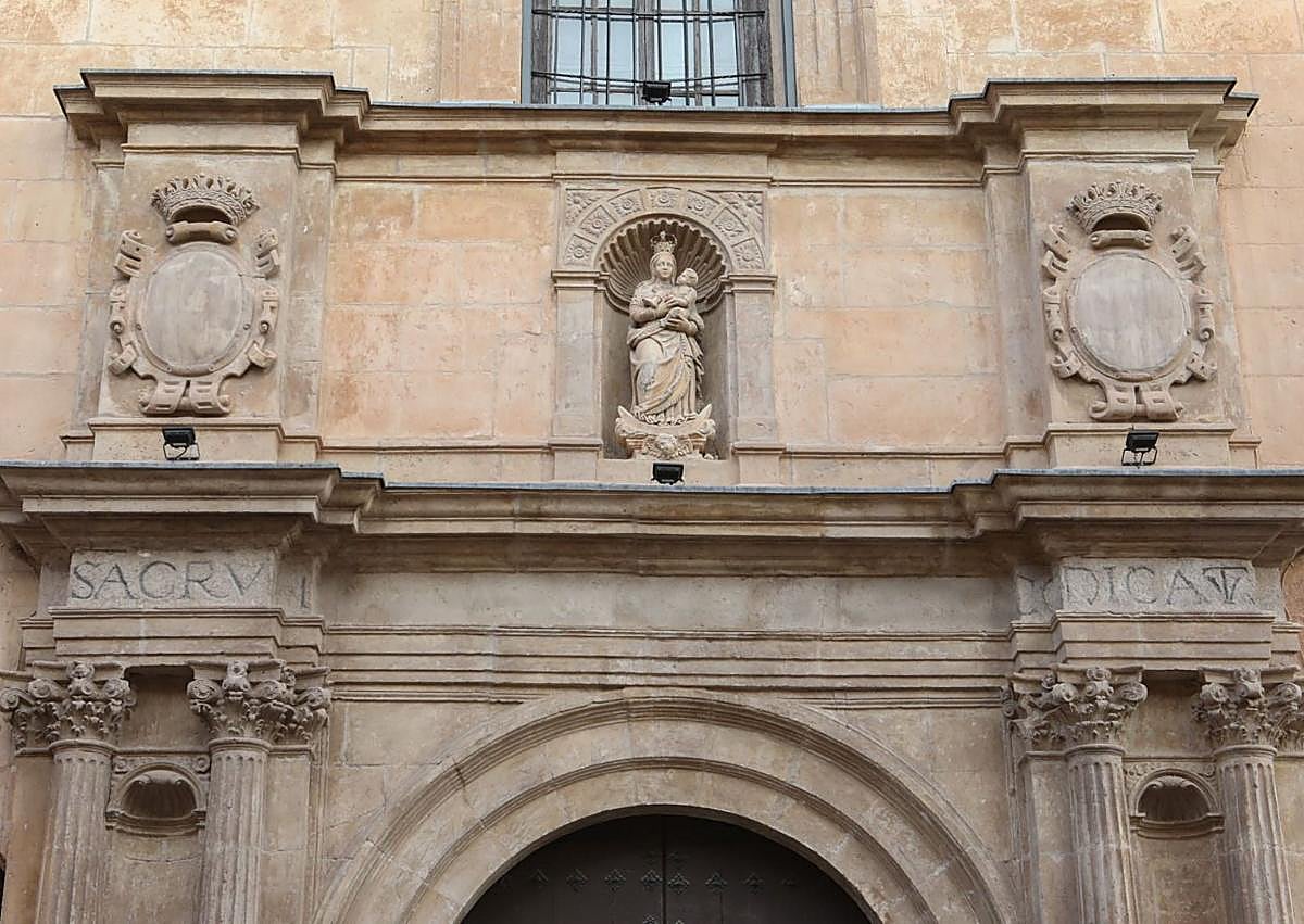 Imagen secundaria 1 - Arriba: Molino en Lo Luengo, en Cartagena. Abajo: puertas del presbiterio de la iglesia San Francisco, en Lorca, y Teatro Apolo, en El Algar.