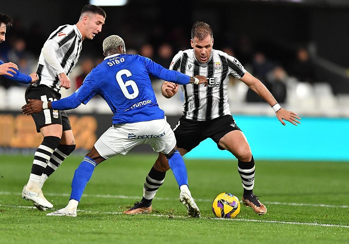 Ortuño intenta driblar a Sibo.