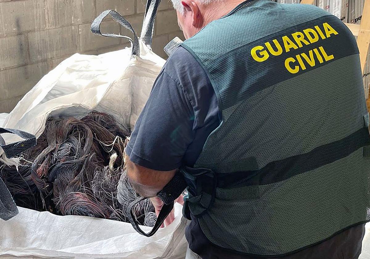 Un agente de la Guardia Civil con el material recuperado.