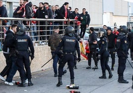 Intervención de las fuerzas policiales desplazadas a los alrededores del estadio Enrique Roca.