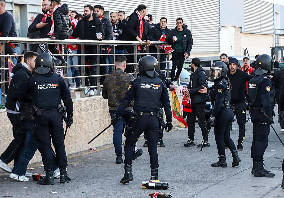 Intervención de las fuerzas policiales desplazadas a los alrededores del estadio Enrique Roca.