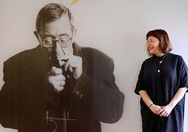 La directora de ARCO, Maribel López, posa junto a la imagen del artista José María Párraga en el espacio murciano que lleva su nombre.