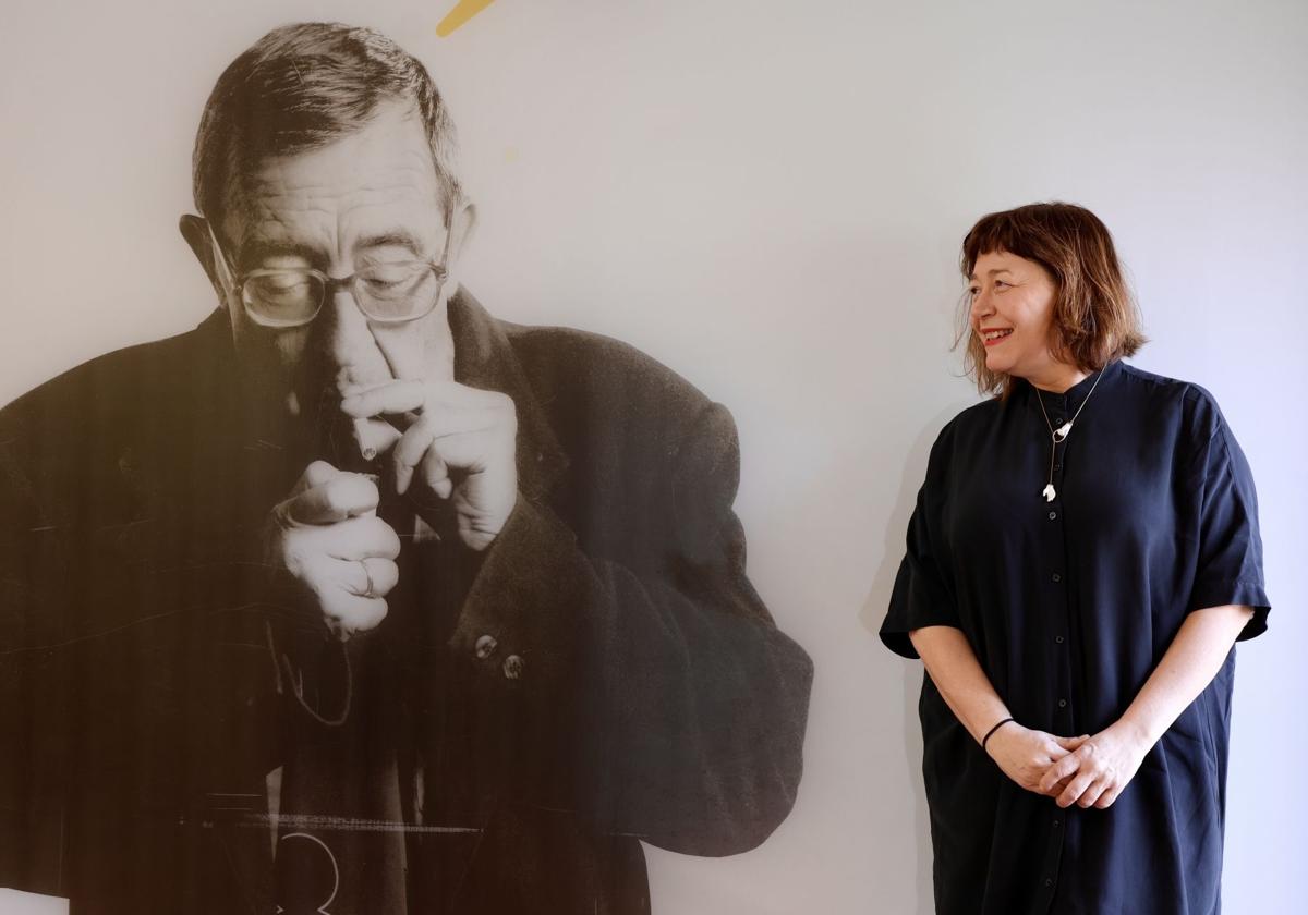 La directora de ARCO, Maribel López, posa junto a la imagen del artista José María Párraga en el espacio murciano que lleva su nombre.