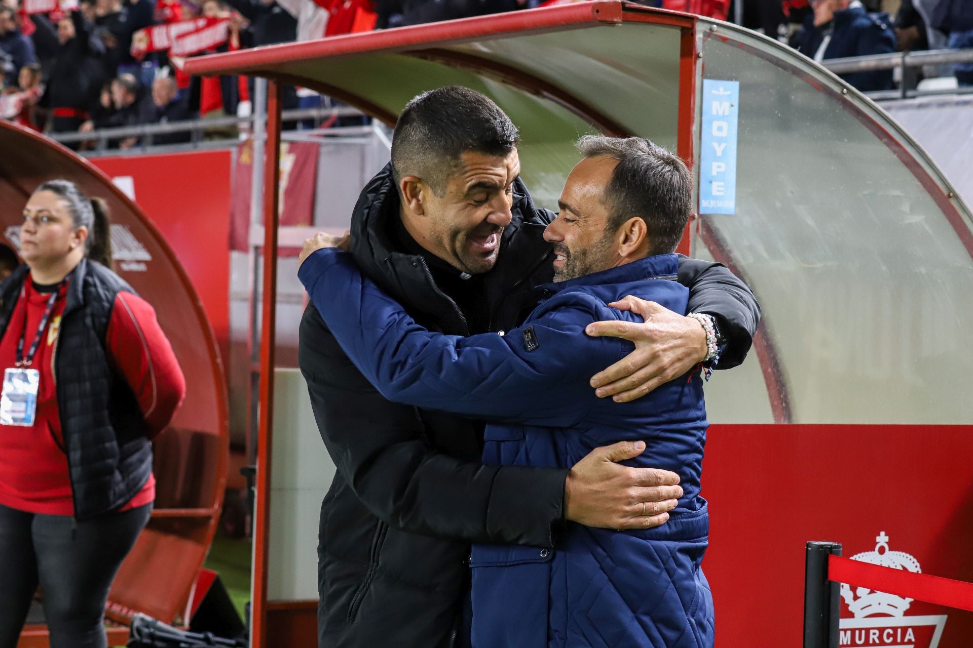 Fran Fernández se abraza con Rubén Torrecilla, técnico del Hércules.