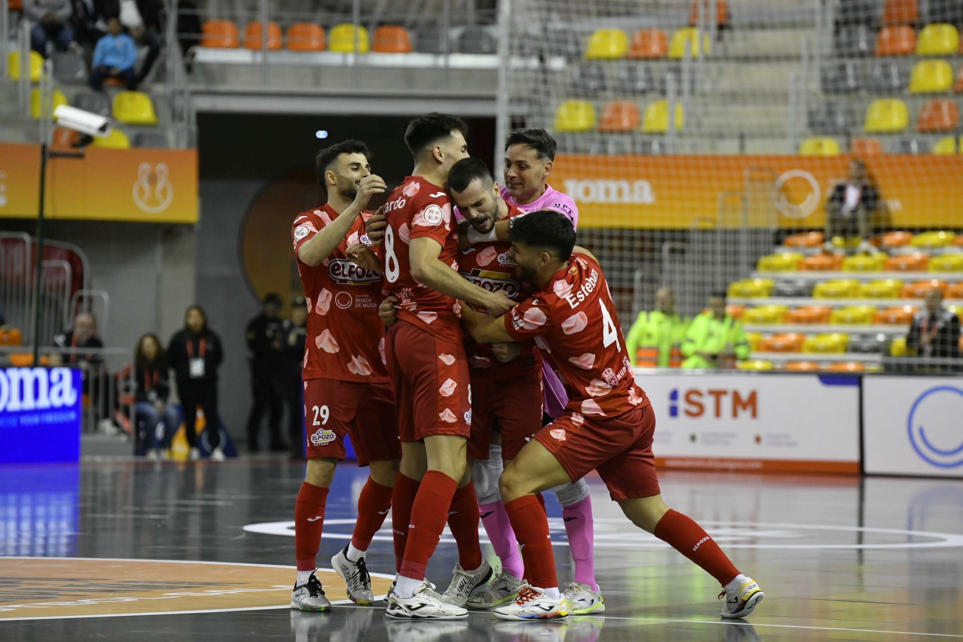 La derrota de ElPozo Murcia frente al Betis, en imágenes