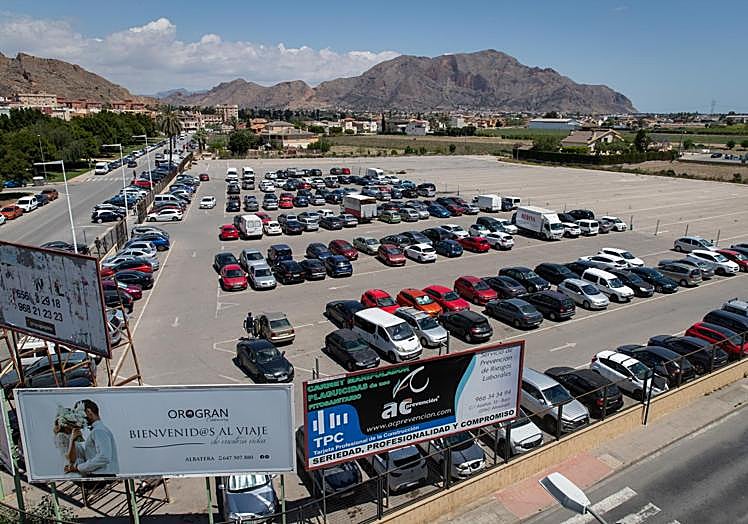 Terrenos del parking de Los Huertos donde el Ayuntamiento quiere elevar un nuevo pabellón multideporte.