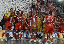 Los jugadores del Jimbee celebran con la copa el título logrado este domingo en el Palacio de Deportes.