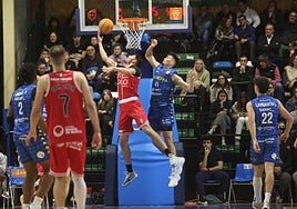 Asier González, ala-pívot del Odilo, entra a canasta para anotar en el partido de este sábado ante el Oviedo.