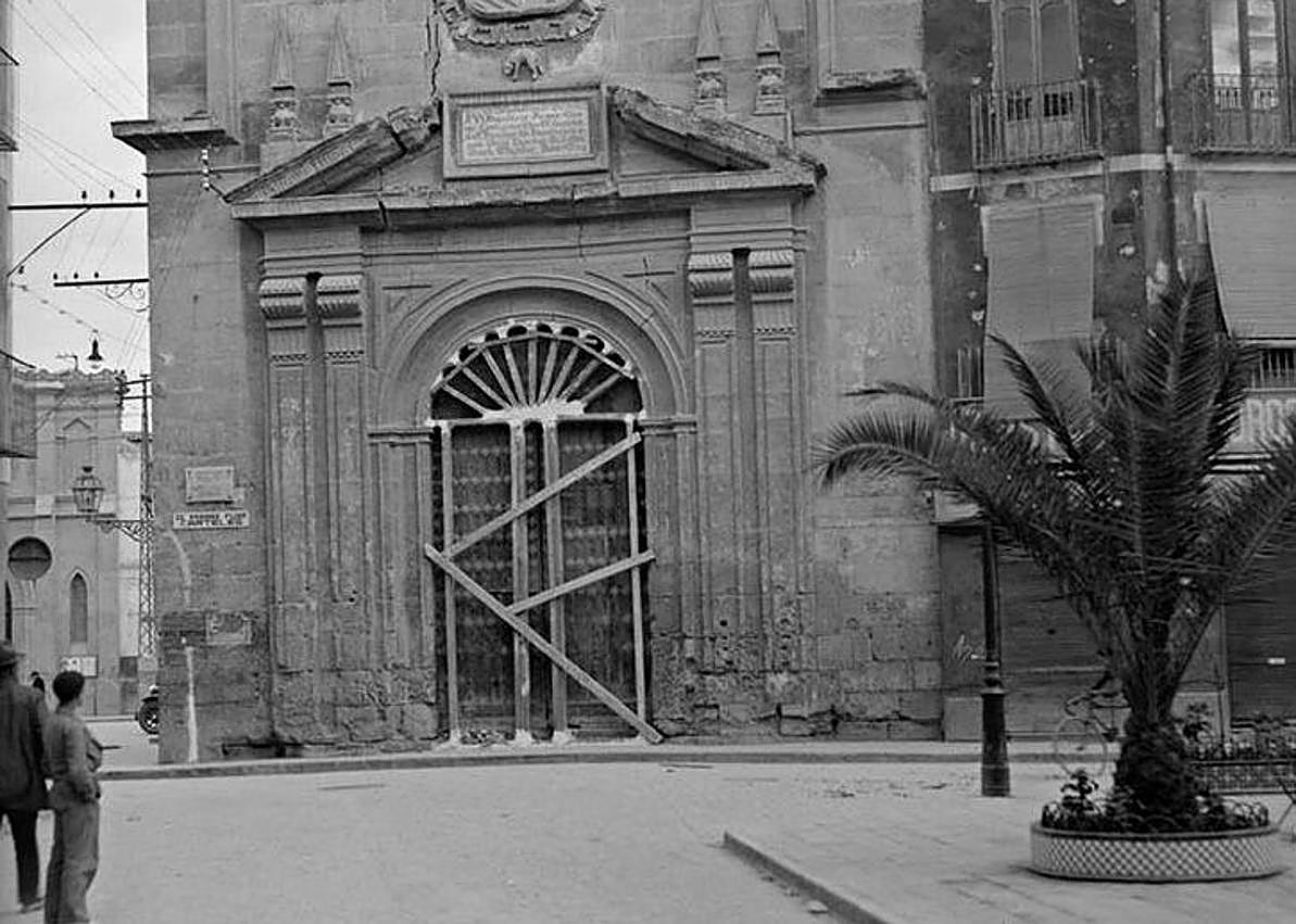 Imagen secundaria 1 - 1. Dos mujeres proveen de hojas de morera a los gusanos de seda que crecen sobre las llamadas tartanas. 2. La otra fachada del Contraste, en la plaza de Las Flores en una foto de Passaporte. 3. Andana de la Estación Serícola de La Alberca. 