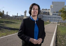 Mahue Sánchez posa para LA VERDAD frente a la planta de Compounding, en Sabic, ubicada en la diputación cartagenera de La Aljorra.