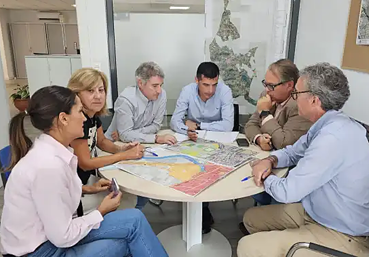 Miguel Ángel Ivorra observa los planos de la Ciudad Deportiva en presencia del alcalde y el concejal de Urbanismo.