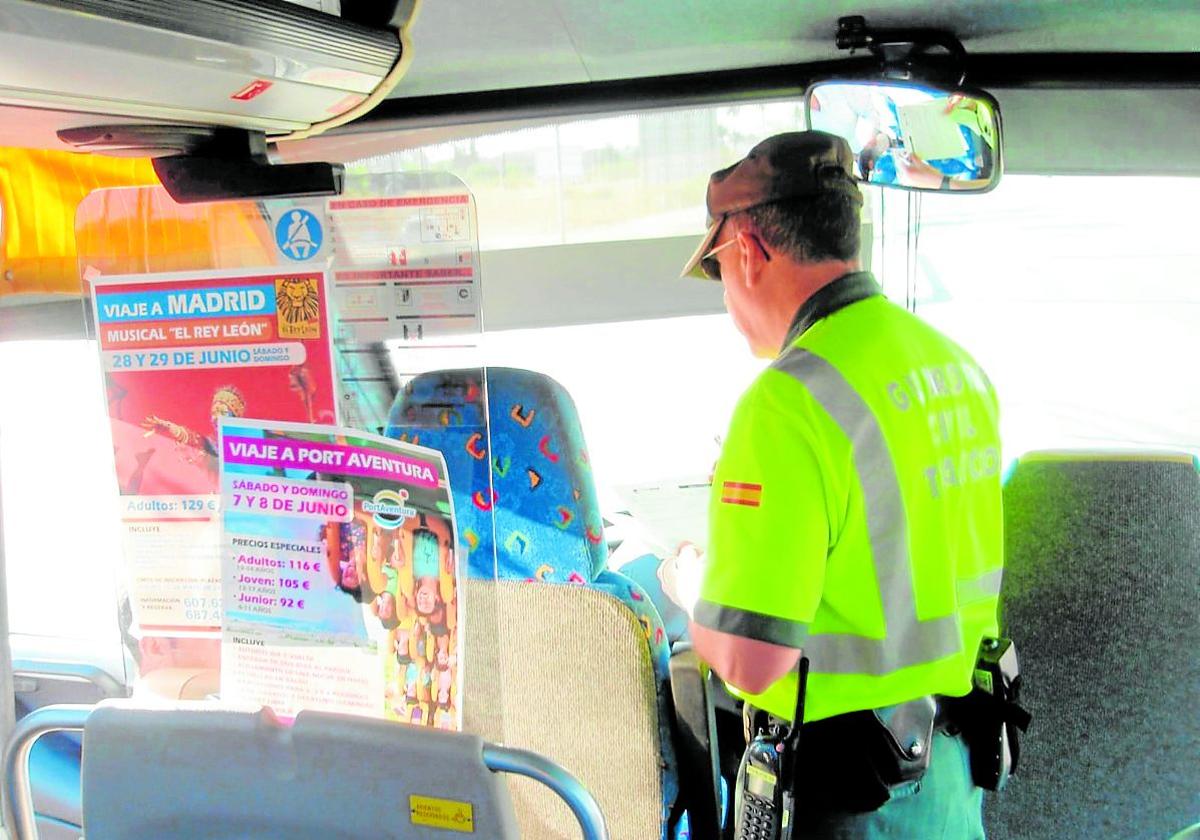 Un agente inspecciona un autobús escolar en una imagen de archivo.