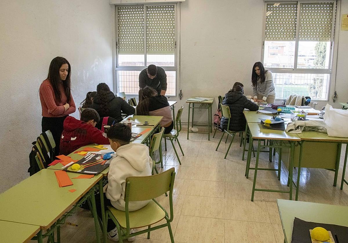 Dos profesores y otro de apoyo, imparten clase a un grupo de alumnos en una clase de primero de Educación Secundaria Obligatoria (ESO) del instituto Santa Lucía.