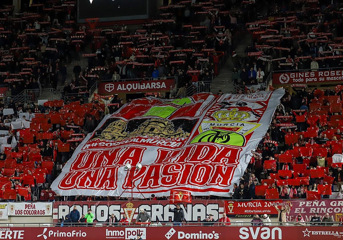 Mosaico mostrado por los aficionados granas en el Enrique Roca en el derbi del sábado.