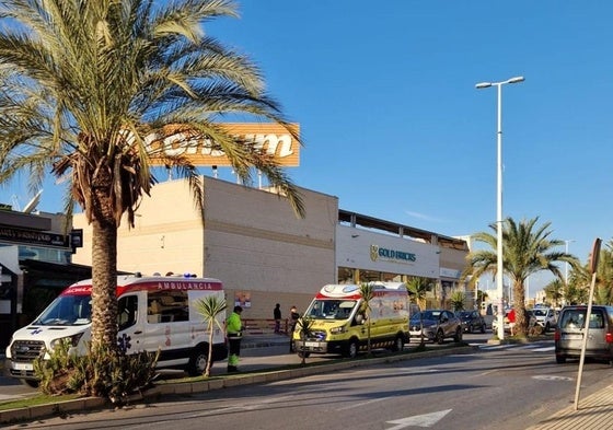 Ambulancias estacionadas junto al lugar del suceso en una imagen difundida por Unidos por la Costa.