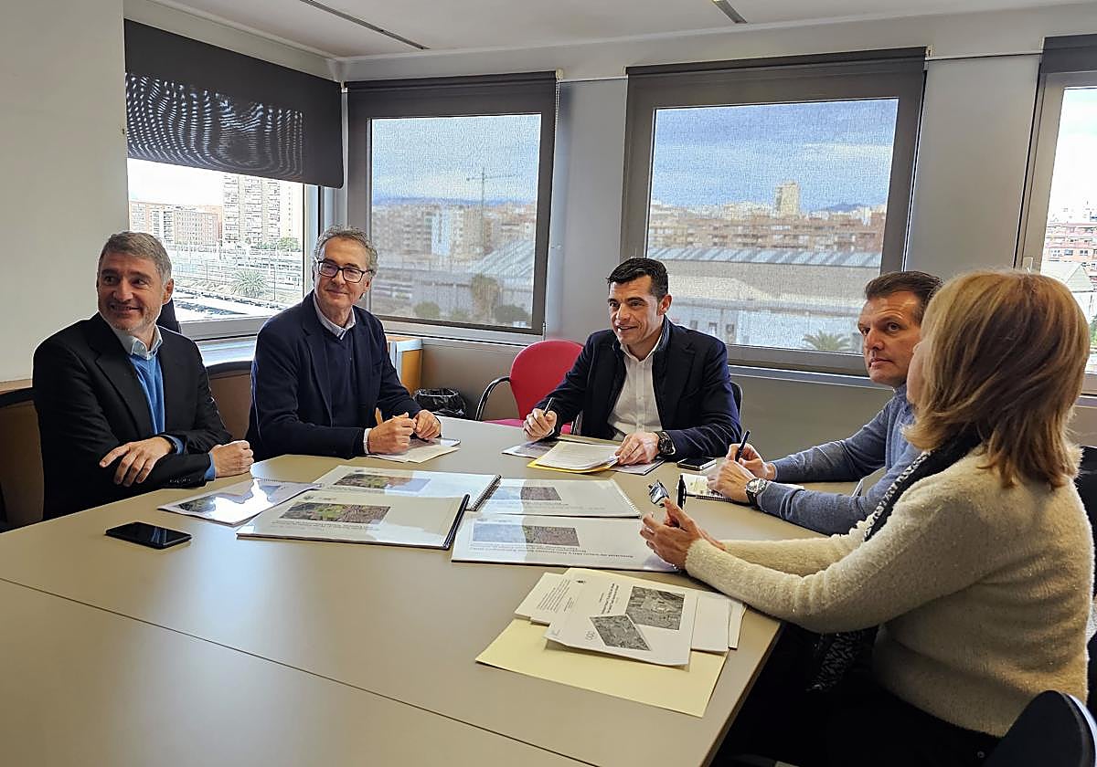 El alcalde, Pepe Vegara, el pasado viernes, junto al concejal de Urbanismo, Matías Ruiz, y el director general de Urbanismo de la Generalitat, Miguel Ángel Ivorra.
