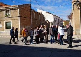 La consejera de Política Social, Conchita Ruiz, y el alcalde de Moratalla, Juan Soria, charlan con los vecinos de El Sabinar durante la visita a la pedanía.