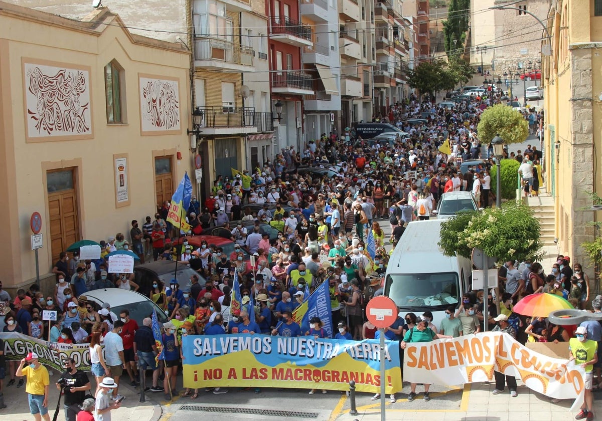 Manifestación vecinal en Yecla, en 2021, contra una granja proyectada cerca del monte Arabí.