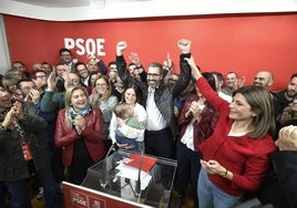 Francisco Lucas interviene para valorar su victoria en las primarias del PSRM en la sede del partido con su pareja y su bebé.