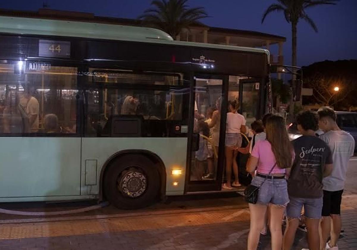 Varias personas suben a un autobús en La Manga, en una imagen de archivo.