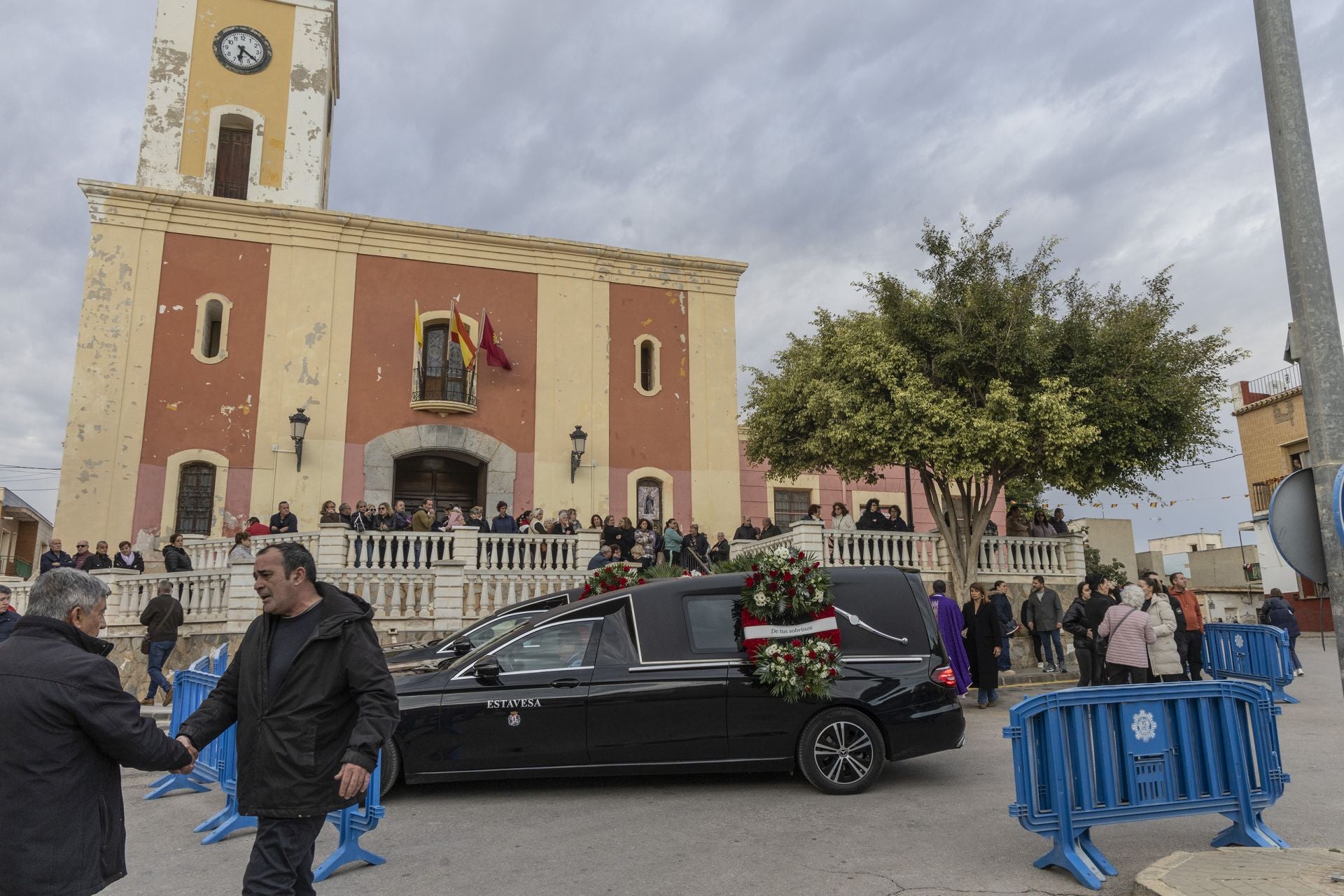 Las imágenes de la multitudinaria despedida el operario de Cartagena fallecido en Valencia