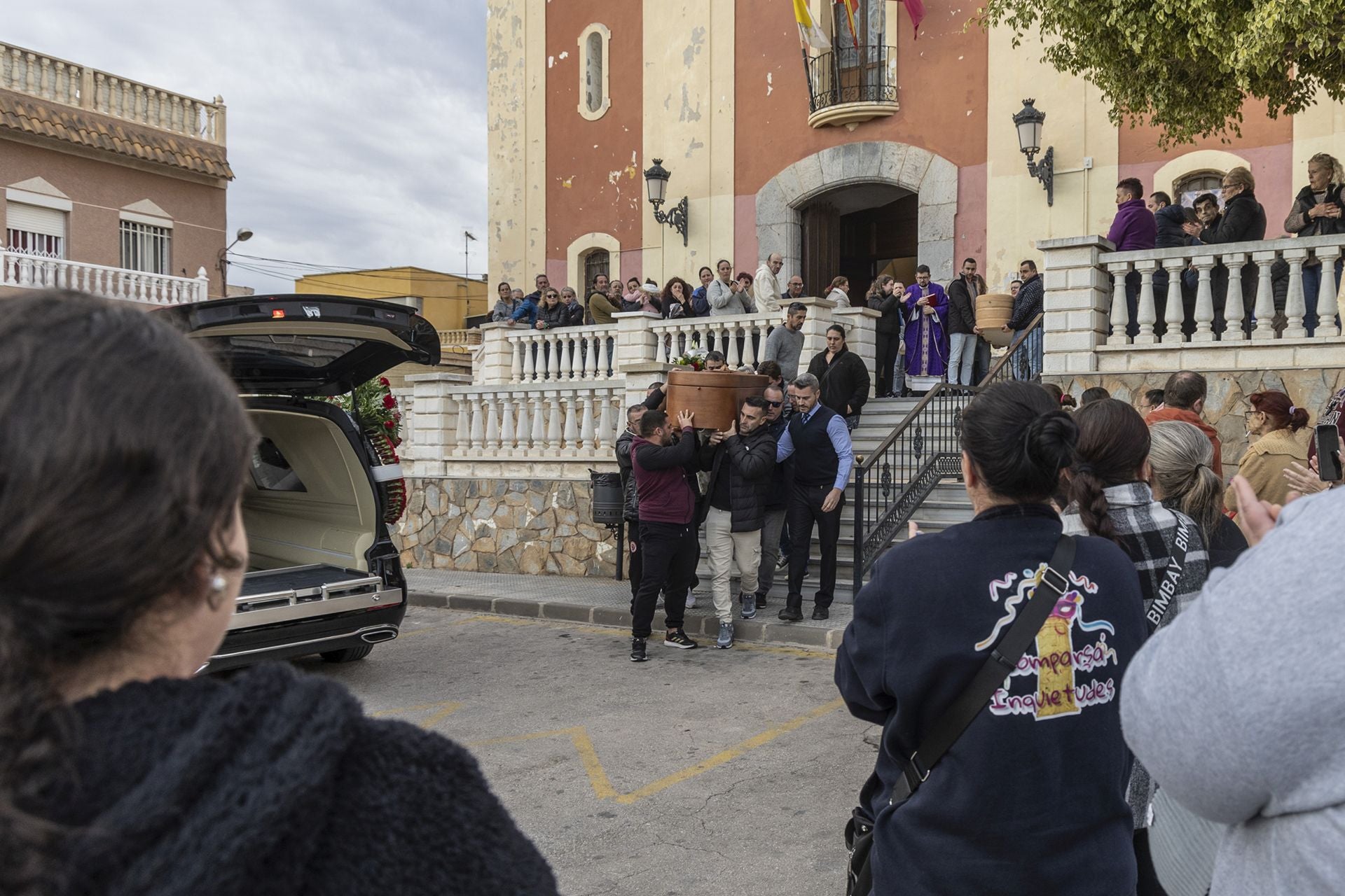 Las imágenes de la multitudinaria despedida el operario de Cartagena fallecido en Valencia