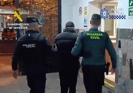 Los agentes de la Benemérita con uno de los detenidos.