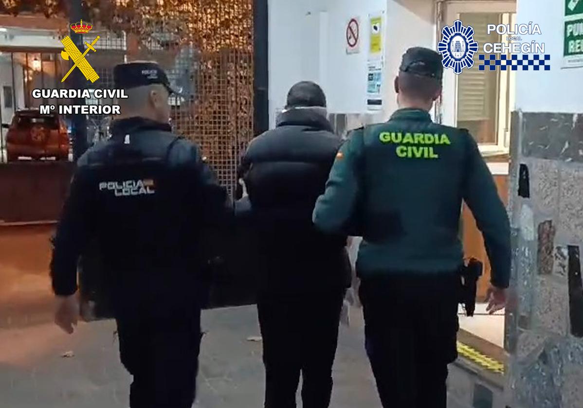 Los agentes de la Benemérita con uno de los detenidos.