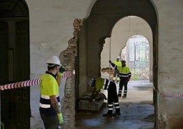 Operarios trabajan en las obras de la Cárcel Vieja de Murcia, el pasado diciembre.