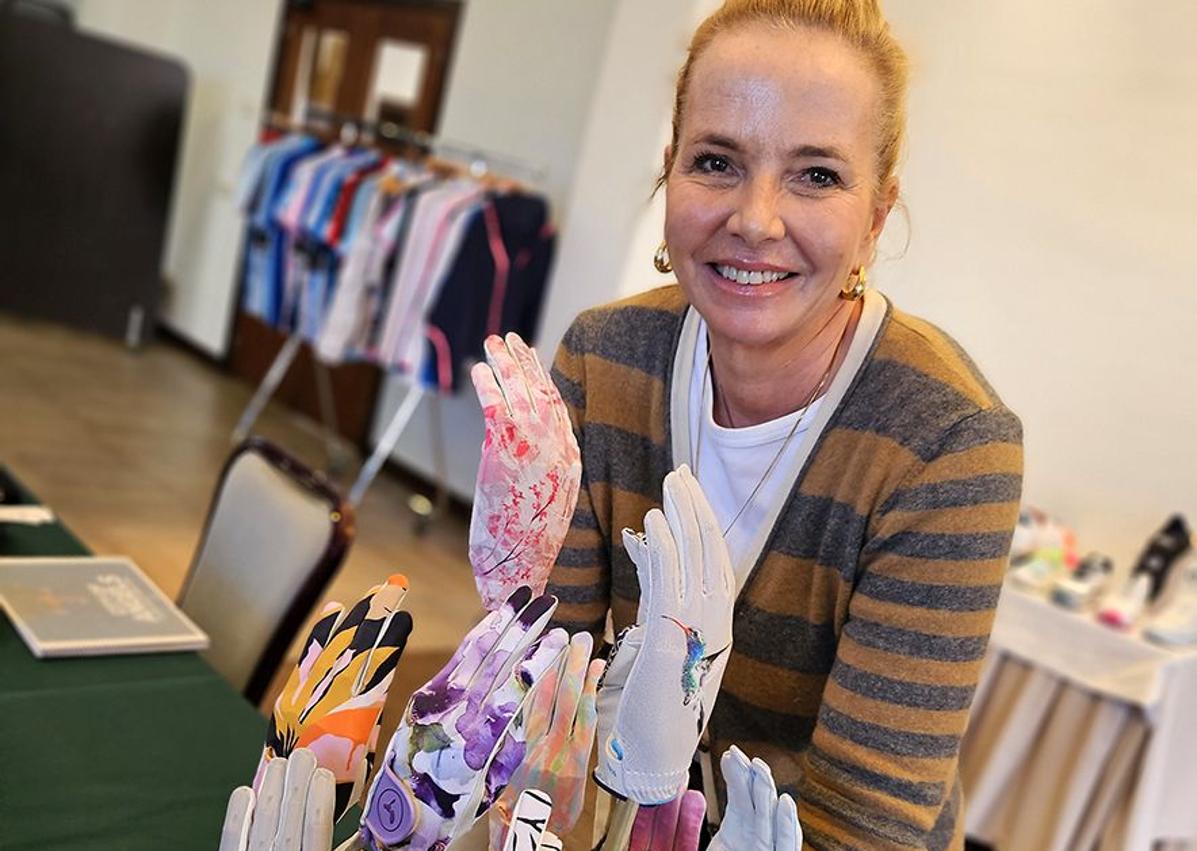 Imagen secundaria 1 - Brauch posa junto a su colección de guantes que llevan su nombre.