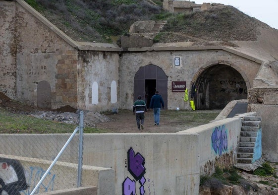 Trabajadores entrando a la batería de San Leandro.