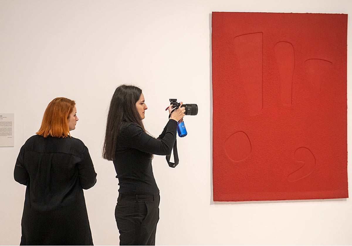 Imagen principal - &#039;Poesía de La Alhambra&#039; muestra en el Centro Párraga obras de 11 artistas jóvenes y relevantes