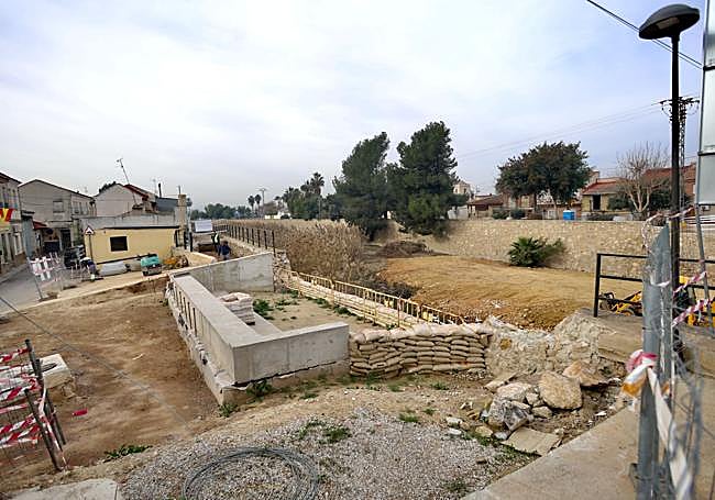 Los obreros ultiman la base donde se asentará esta estructura.