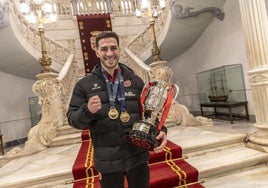 Pablo Ramírez posa con la Supercopa antes de la recepción al Jimbee en el Palacio Consistorial.