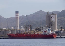 Un barco atracado en el puerto de Escombreras, en labores de descarga.