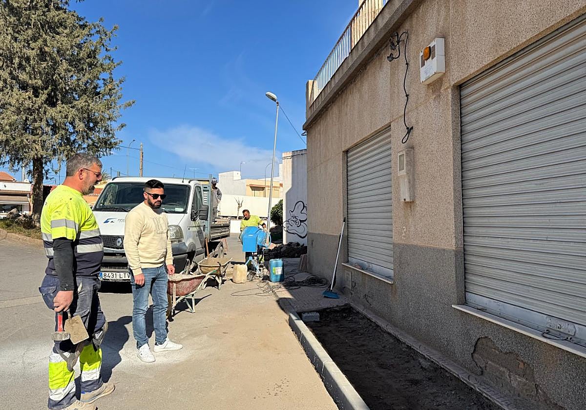 Operarios municipales, ayer, en una de las zonas de actuación.