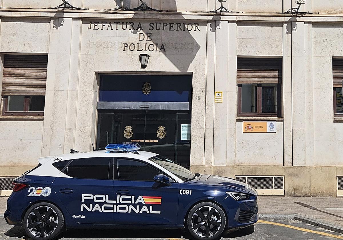 Puerta de la Jefatura Superior de Policía en Murcia.