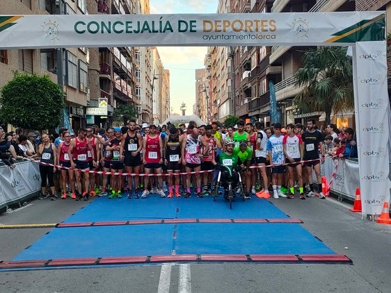 Deportistas a punto de tomar la salida en el Corre por Lorca, organizada por el Ayuntamiento y el diario LA VERDAD.