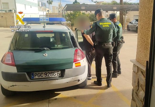 Los agentes de la Benemérita con el arrestado.