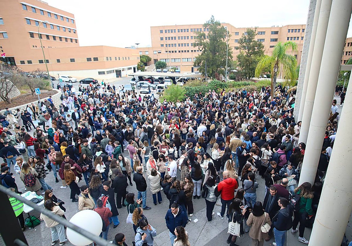 Aspirantes a una plaza de formación sanitaria especializada, el año pasado en Espinardo, en los accesos al aulario donde se celebró el examen.