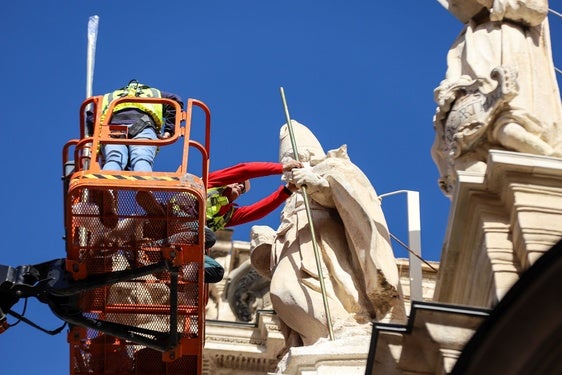 Un trabajador coloca el báculo a San Liciniano.