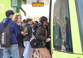 Universitarios subiendo ayer al tranvía en la plaza Circular de Murcia, dirección a Espinardo.