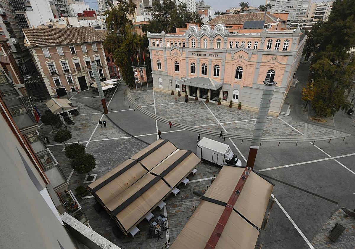Plaza de Julián Romea con los toldos y sombrajes hosteleros que desaparecerán al aplicarse la nueva Ordenanza de Ocupación de la Vía Pública.