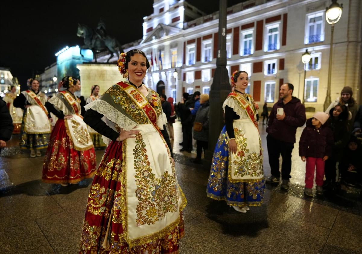 Una representación del Bando de la Huerta, ayer, desfilando en la Puerta del Sol.