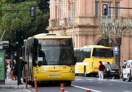 Autobuses de transporte público circulando por Murcia.