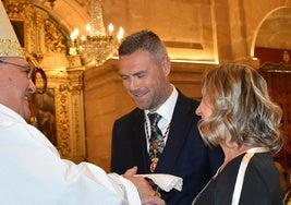 José Francisco García, junto a su esposa durante la presentación de ofrendas en la ceremonia de Apertura.