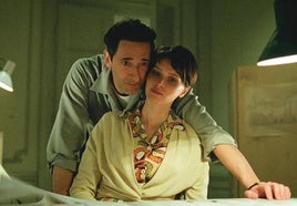 Adrien Brody y Felicity Jones protagonizan 'The brutalist'.