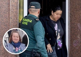 Claudia, hija de la fallecida en Torreagüera (en la foto pequeña), sale de su casa, este jueves, donde le espera una patrulla de la Guardia Civil.