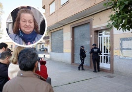 Agentes de la Policía esperan a la hija de la víctima para escoltarla. A la izquierda, Alicia, la mujer asesinada este miércoles en Torreagüera.