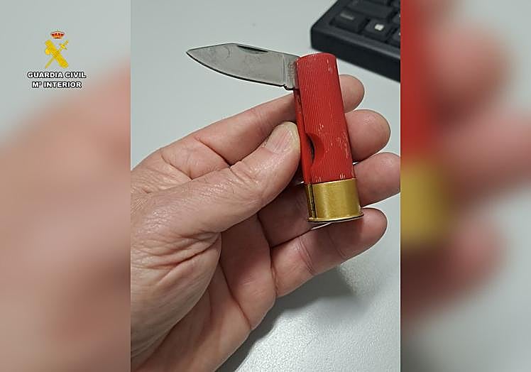Una de las armas encontradas por los agentes.
